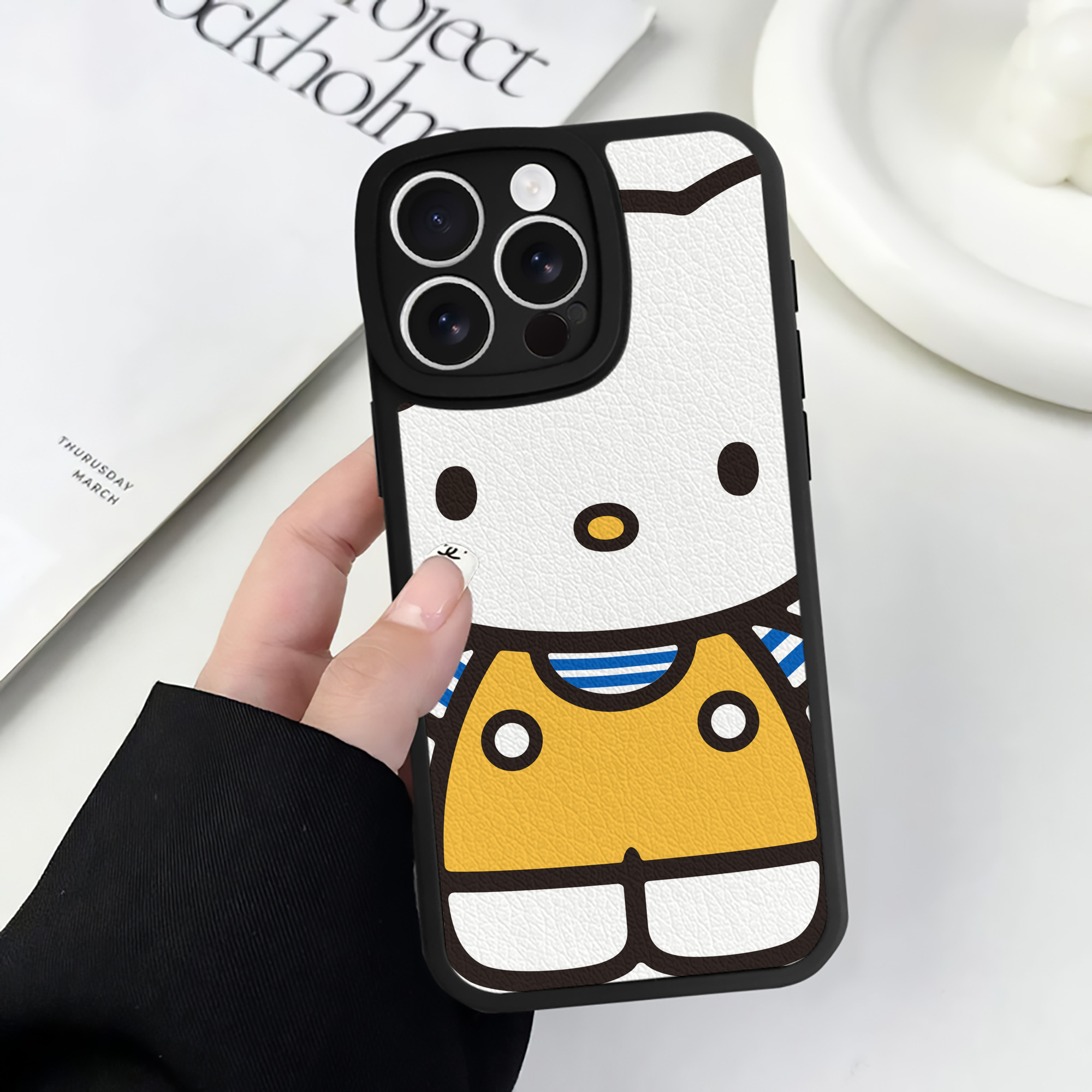 （画像用） Hello Kitty ハローキティ 【iPhone 16シリーズ対応】シリコンスマホケース（レザー調） 材質：シリコン